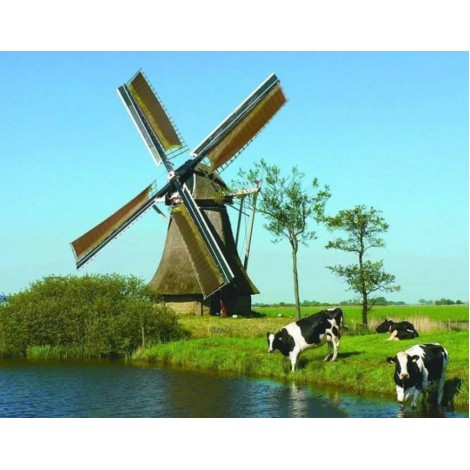 Windmühle und Kühe auf dem Wasser